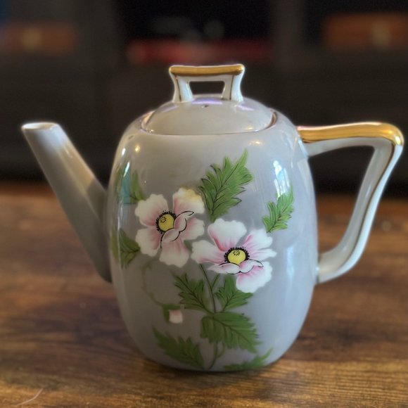 Beautiful Teapot from Occupied Japan - Picture 2 of 16